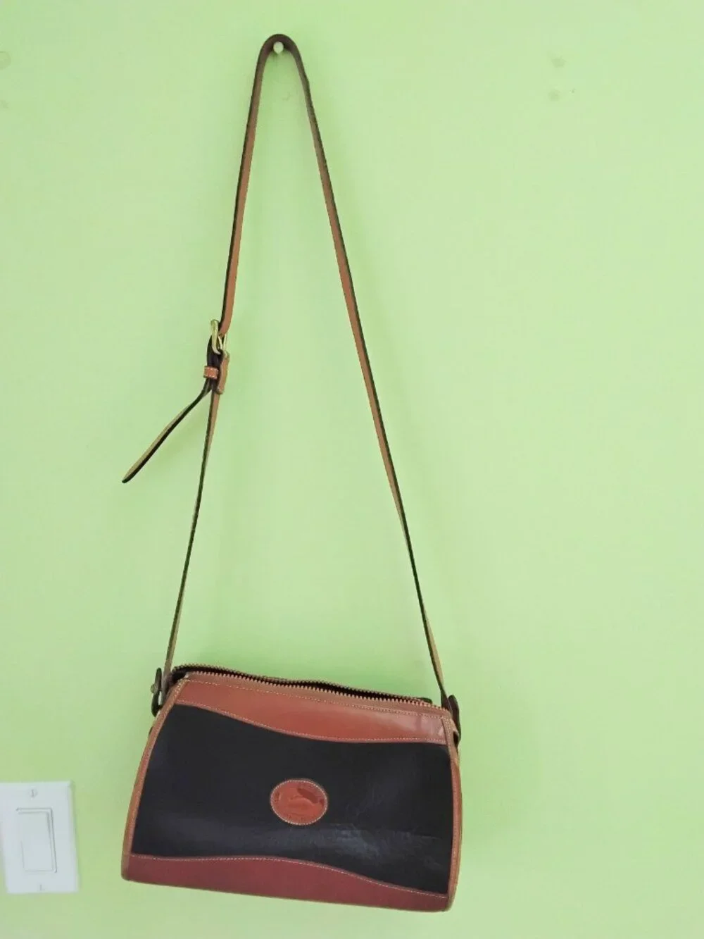 Dooney&Bourke vintage leather brown black adjustable belt strap crossbody   bag